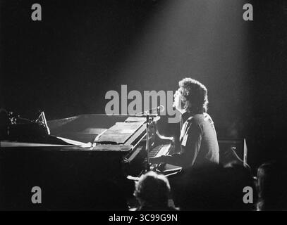 Randy Newman vive sul palco. Amsterdam - 1975, (foto Gijsbert Hanekroot) Foto Stock