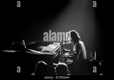 Randy Newman vive sul palco. Amsterdam - 1975, (foto Gijsbert Hanekroot) Foto Stock