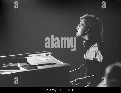 Randy Newman vive sul palco. Amsterdam - 1975, (foto Gijsbert Hanekroot) Foto Stock