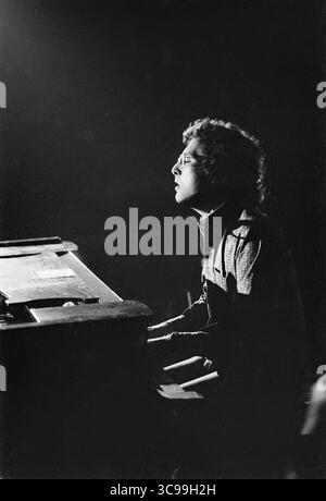 Randy Newman vive sul palco. Amsterdam - 1975, (foto Gijsbert Hanekroot) Foto Stock