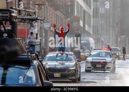 Glasgow, Scozia. 5 agosto 2025. L'attore Tom Holland ondata agli spettatori mentre le riprese a Glasgow City continuano. Le riprese hanno attratto molti fan che desiderano dare un'occhiata alla star del cinema Tom Holland. Crediti: Jacob Hughes/Alamy Live News Foto Stock