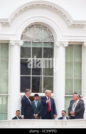 Washington, Stati Uniti. 5 agosto 2025. Il presidente Donald Trump cammina sul tetto della West Wing alla Casa Bianca il 5 agosto 2025 a Washington, DC (foto di Samuel Corum/Pool/ABACAPRESS.COM) credito: Abaca Press/Alamy Live News Foto Stock
