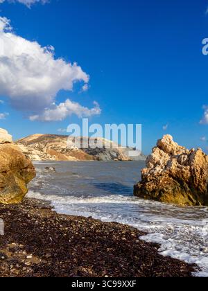 Spiaggia a Petra tou Romiou o Afrodite's Rock tra Paphos e Limassol sulla costa meridionale di Cipro, nel Mar Mediterraneo orientale. Foto Stock