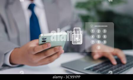 Concetto di tecnologia per la sicurezza informatica, background dell'ufficio. Uomo d'affari che immette la password sullo smartphone con interfaccia di blocco di sicurezza, password PIN accesso a. Foto Stock
