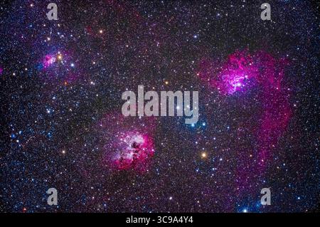 27 gennaio 2022, Alberta, Canada: Questa è una cornice della ricca gamma di nebulose nel centro di Auriga. Il complesso dei cluster stellari Stock 8 e IC 417 si trova in alto a sinistra. La grande nebulosa al centro inferiore è IC 410 con l'ammasso stellare NGC 1893 incorporato. La grande nebulosa a destra è IC 405, nota anche come Nebulosa Flaming Star, con un mix di nebulosità a riflesso blu e emissione rossa... il colorato asterismo delle stelle tra IC 410 e IC 405 è variamente conosciuto come il piccolo pesce o il Minnow volante., composto dalle stelle 16, 17, 18 e 19 Aurigae. ..il campo visivo è appena inferiore a 4Â° di 2.7Â°. ..Thi Foto Stock