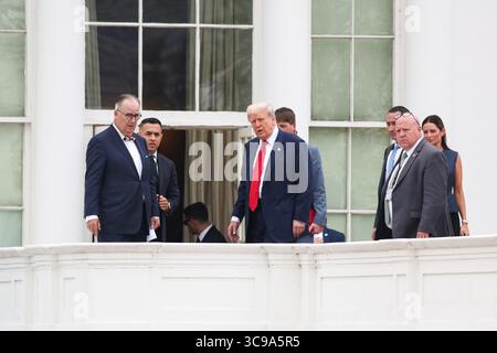 Washington, Stati Uniti. 5 agosto 2025. Il presidente Donald Trump cammina sul tetto della West Wing alla Casa Bianca il 5 agosto 2025 a Washington DC. Foto di Samuel Corum/UPI Credit: UPI/Alamy Live News Foto Stock