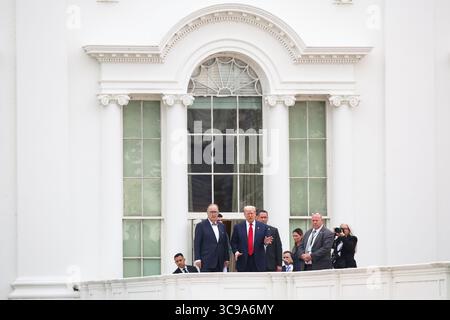 Washington, Stati Uniti. 5 agosto 2025. Il presidente Donald Trump cammina sul tetto della West Wing alla Casa Bianca il 5 agosto 2025 a Washington DC. Foto di Samuel Corum/UPI Credit: UPI/Alamy Live News Foto Stock