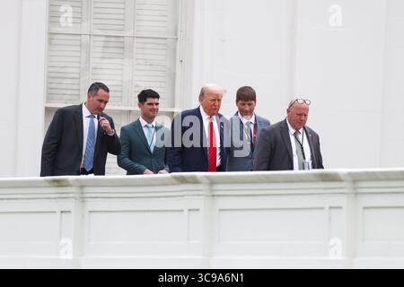 Washington, Stati Uniti. 5 agosto 2025. Il presidente Donald Trump cammina sul tetto della West Wing alla Casa Bianca il 5 agosto 2025 a Washington DC. Foto di Samuel Corum/UPI Credit: UPI/Alamy Live News Foto Stock