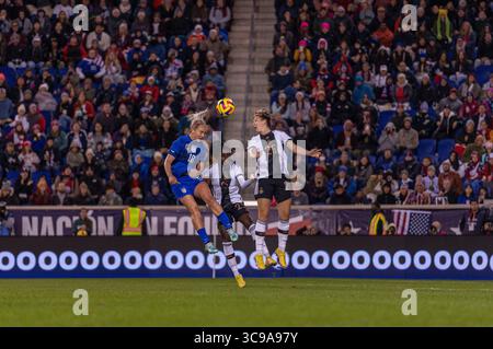 13 novembre 2022, Harrison, New Jersey, Stati Uniti: HARRISON, NJ - 13 NOVEMBRE: Lindsey Horan n. 10 degli Stati Uniti va in testa con Nicole Anyomi n. 25 e Chantal Hagel n. 26 della Germania durante una partita tra Germania e USWNT alla Red Bull Arena il 13 novembre 2022 a Harrison, New Jersey. (Immagine di credito: © Brad Smith/ISIPhotos via ZUMA Press Wire) Foto Stock