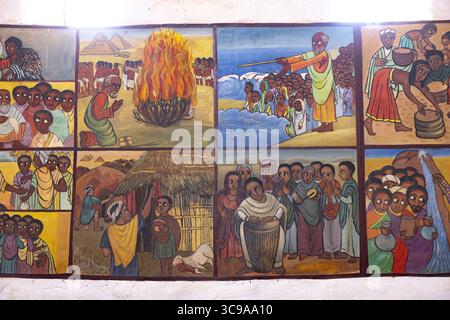 Kalacha, Kenya - 12 maggio 2022: Veduta di vivaci murales raffiguranti scene bibliche con ricchi toni terrosi e figure audaci, che catturano una narrazione spirituale sulle pareti. Foto Stock