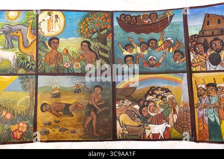 Kalacha, Kenya - 12 maggio 2022: Veduta di vivaci murales raffiguranti scene bibliche, vive con figure e colori vivaci. Foto Stock