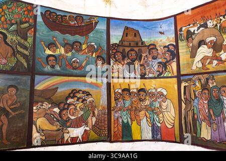 Kalacha, Kenya - 12 maggio 2022: Veduta di vivaci murales raffiguranti scene bibliche, rese in tonalità calde e tonalità terrose, che raccontano antiche storie sulle pareti. Foto Stock