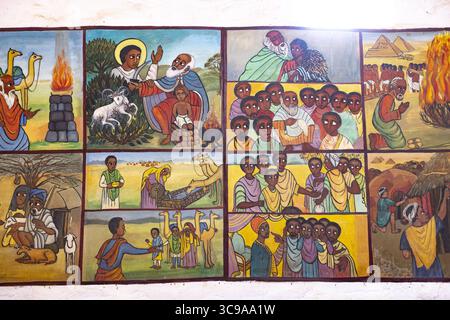 Kalacha, Kenya - 12 maggio 2022: Veduta di vivaci murales raffiguranti scene bibliche, catturando i caldi toni terrosi e la ricca narrazione culturale con figure espressive e immagini simboliche. Foto Stock