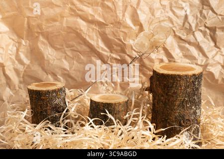 Tre podi di legno vuoti su sfondo beige. Design monocromatico. Per la presentazione di cosmetici. Foto di alta qualità Foto Stock