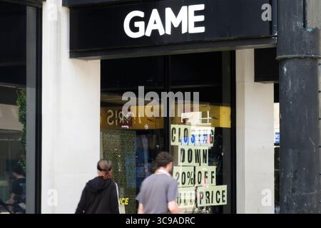 Bristol, Regno Unito. 5 agosto 2025. Il rivenditore di videogame per PC e console chiuderà il suo negozio nel quartiere commerciale Broadmead di Bristol. La vendita di chiusura è iniziata e il negozio chiuderà definitivamente il 25 settembre Crediti: JMF News/Alamy Live News Foto Stock