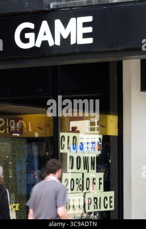 Bristol, Regno Unito. 5 agosto 2025. Il rivenditore di videogame per PC e console chiuderà il suo negozio nel quartiere commerciale Broadmead di Bristol. La vendita di chiusura è iniziata e il negozio chiuderà definitivamente il 25 settembre Crediti: JMF News/Alamy Live News Foto Stock