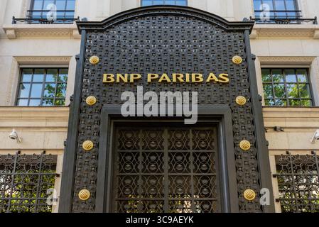 Primo piano dell'ingresso della BNP Paribas Private Bank sul Boulevard Haussmann nel 9° arrondissement di Parigi Foto Stock