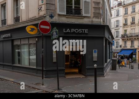 Una filiale di "la Poste" e "la Banque postale", l'ufficio postale francese e la banca ad Abbesses nel 18° arrondissement di Parigi Foto Stock