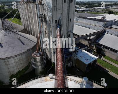Vista aerea di vecchi silos in cemento interconnessi da condotti metallici arrugginiti sotto un cielo nebuloso vicino al 2885 e Sharon Rd, Cincinnati, Ohio, Stati Uniti. Foto Stock