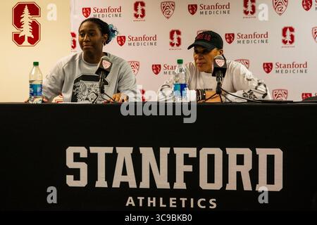 20 novembre 2022 Stanford, CALIFORNIA, Stati Uniti, l'attaccante della Carolina del Sud Aliyah Boston (4) e l'allenatore della Carolina del Sud Dawn Staley parla alla stampa dopo la partita di pallacanestro femminile NCAA tra i South Carolina Gamecocks e gli Stanford Cardinal. South Carolina ha battuto Stanford 76-71 ai supplementari al Maples Pavilion Stanford, CA. Thurman James /CSM (Credit Image: © Thurman James/CSM via ZUMA Press Wire) Foto Stock
