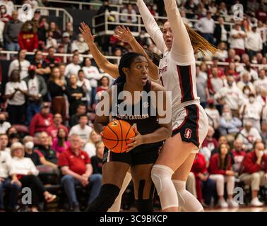 20 novembre 2022 Stanford, CALIFORNIA, U.S.A. l'attaccante del South Carolina Aliyah Boston (4) vuole passare la palla durante la partita di pallacanestro femminile NCAA tra South Carolina Gamecocks e Stanford Cardinal. South Carolina ha battuto Stanford 76-71 ai supplementari al Maples Pavilion Stanford, CA. Thurman James /CSM (Credit Image: © Thurman James/CSM via ZUMA Press Wire) Foto Stock