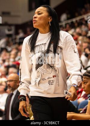 20 novembre 2022 Stanford, CA, U.S.A., capo-allenatore della Carolina del Sud Dawn Staley, squadra di campo durante la partita di pallacanestro femminile NCAA tra South Carolina Gamecocks e Stanford Cardinal. South Carolina ha battuto Stanford 76-71 ai supplementari al Maples Pavilion Stanford, CA. Thurman James /CSM (Credit Image: © Thurman James/CSM via ZUMA Press Wire) Foto Stock