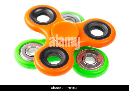 Le rotelle arancioni e verdi si avvicinano l'una all'altra, per alleviare lo stress dei giocattoli isolati su sfondo bianco Foto Stock
