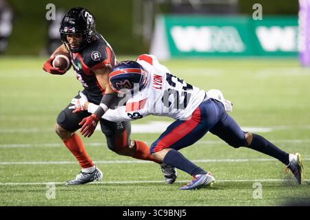 14 ottobre 2022: Il running back degli Ottawa Redblacks Jackson Bennett (22) viene placcato dal defensive back dei Montreal Alouettes Nafees Lyon (23) durante la partita CFL tra Montreal Alouettes e Ottawa Redblacks tenutasi al TD Place Stadium di Ottawa, Canada. Daniel Lea/CSM. (Immagine di credito: © Daniel Lea/CSM tramite ZUMA Press Wire) Foto Stock