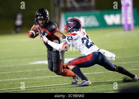 14 ottobre 2022: Il running back degli Ottawa Redblacks Jackson Bennett (22) viene placcato dal defensive back dei Montreal Alouettes Nafees Lyon (23) durante la partita CFL tra Montreal Alouettes e Ottawa Redblacks tenutasi al TD Place Stadium di Ottawa, Canada. Daniel Lea/CSM. (Immagine di credito: © Daniel Lea/CSM tramite ZUMA Press Wire) Foto Stock
