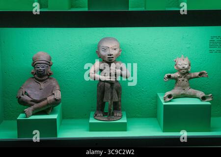 26 settembre 2018, Oaxaca de Juarez, Oaxaca, Messico: Figure in ceramica di una donna seduta, una guerriera e un bambino sorridente. Rufino Tamayo Museum of Pre-Hispanic Art of Mexico, Oaxaca, Messico. Centro di Veracruz. Periodo classico, 200 - 750 d.C. (immagine di credito: © Jon G. Fuller/VW Pics via ZUMA Press Wire) Foto Stock