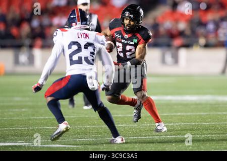 14 ottobre 2022: Il running back degli Ottawa Redblacks Jackson Bennett (22) corre con le palle mentre il defensive back dei Montreal Alouettes Nafees Lyon (23) difende durante la partita CFL tra Montreal Alouettes e Ottawa Redblacks tenutasi al TD Place Stadium di Ottawa, Canada. Daniel Lea/CSM. (Immagine di credito: © Daniel Lea/CSM tramite ZUMA Press Wire) Foto Stock