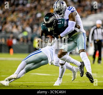16 ottobre 2022, Philadelphia, Pennsylvania, Stati Uniti: 16 ottobre, 2022: la safety dei Dallas Cowboys Jayron Kearse (27) affronta il wide receiver dei Philadelphia Eagles A.J. Brown (11) dopo una ricezione durante il match di football tra i Dallas Cowboys e i Philadelphia Eagles al Lincoln Financial Field di Philadelphia, Pennsylvania. Scott serio/Cal Sport Media (immagine di credito: © Scott serio/CSM via ZUMA Press Wire) Foto Stock