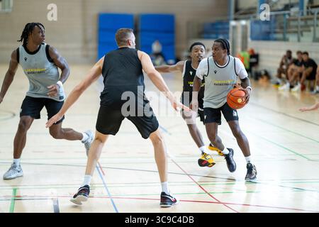 Ludwigsburg, Germania. 5 agosto 2025. Keeshawn Kellman (MHP Riesen Ludwigsburg, #32), Jonas Wohlfarth-Bottermann (MHP Riesen Ludwigsburg, #18), Elijah Hughes (MHP Riesen Ludwigsburg, #07), Stefan Smith (MHP Riesen Ludwigsburg, #03), MHP Riesen Ludwigsburg, Basketball, easycredit BBL, Bundesliga, Trainingsauftakt, Spielzeit 2025/2026, 05.08.2025, Eibner-Pressefoto/Sascha Walther credito: dpa/Alamy Live News Foto Stock