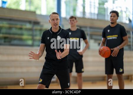Ludwigsburg, Germania. 5 agosto 2025. Mikko Riipinen (MHP Riesen Ludwigsburg, capo-allenatore), Julis Baumer (MHP Riesen Ludwigsburg, #37), Brandon Tischler (MHP Riesen Ludwigsburg, #24) MHP Riesen Ludwigsburg, pallacanestro, easycredit BBL, Bundesliga, Trainingsauftakt, Spielzeit 2025/2026, 05.08.2025, Eibner-Pressefoto/Sascha Walther credito: dpa/Alamy Live News Foto Stock