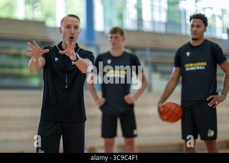 Ludwigsburg, Germania. 5 agosto 2025. Mikko Riipinen (MHP Riesen Ludwigsburg, capo-allenatore), Julis Baumer (MHP Riesen Ludwigsburg, #37), Brandon Tischler (MHP Riesen Ludwigsburg, #24) MHP Riesen Ludwigsburg, pallacanestro, easycredit BBL, Bundesliga, Trainingsauftakt, Spielzeit 2025/2026, 05.08.2025, Eibner-Pressefoto/Sascha Walther credito: dpa/Alamy Live News Foto Stock