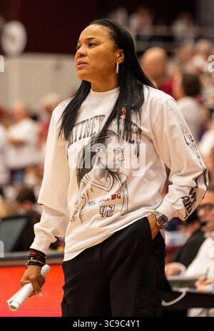 20 novembre 2022 Stanford, CA, U.S.A., capo-allenatore della Carolina del Sud Dawn Staley, squadra di campo durante la partita di pallacanestro femminile NCAA tra South Carolina Gamecocks e Stanford Cardinal. South Carolina ha battuto Stanford 76-71 ai supplementari al Maples Pavilion Stanford, CA. Thurman James /CSM (Credit Image: © Thurman James/CSM via ZUMA Press Wire) Foto Stock