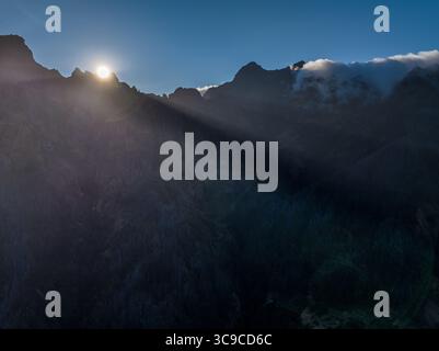 Curral das Freiras è un paesino panoramico di Madeira, con il sole che splende sulle cime delle montagne, spettacolari vedute aeree delle montagne. Foto Stock