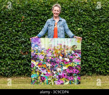 Regno Unito: Artista del Jemma Derbyshire ad Amisfield giardino murato a Haddington, East Lothian, Scozia il 5 agosto 2025 artista del Jemma Derbyshire ad Amisfield giardino murato a Haddington, East Lothian, Scozia il 5 agosto 2025. Jemma è un'artista specializzata in pitture floreali colorate, ispirata al suo lavoro volontario nel giardino murato di Amisfield e espone ampiamente in tutta la Scozia. È tutor e co-fondatrice della Paintbox School of Art alla Cockenzie House. Le sue mostre attuali includono mostre estive alla Fidra fine Art Gallery di Gullane, Roger Billcliffe Gallery di Glasgow e Moy Mac Foto Stock