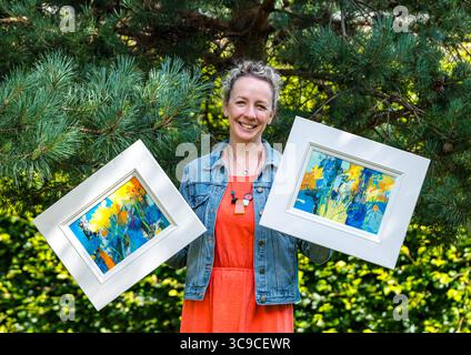 Regno Unito: Artista del Jemma Derbyshire ad Amisfield giardino murato a Haddington, East Lothian, Scozia il 5 agosto 2025 artista del Jemma Derbyshire ad Amisfield giardino murato a Haddington, East Lothian, Scozia il 5 agosto 2025. Jemma è un'artista specializzata in pitture floreali colorate, ispirata al suo lavoro volontario nel giardino murato di Amisfield e espone ampiamente in tutta la Scozia. È tutor e co-fondatrice della Paintbox School of Art alla Cockenzie House. Le sue mostre attuali includono mostre estive alla Fidra fine Art Gallery di Gullane, Roger Billcliffe Gallery di Glasgow e Moy Mac Foto Stock