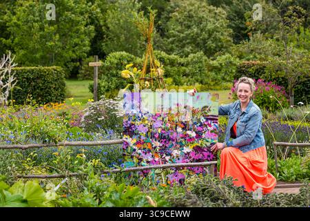 Regno Unito: Artista del Jemma Derbyshire ad Amisfield giardino murato a Haddington, East Lothian, Scozia il 5 agosto 2025 artista del Jemma Derbyshire ad Amisfield giardino murato a Haddington, East Lothian, Scozia il 5 agosto 2025. Jemma è un'artista specializzata in pitture floreali colorate, ispirata al suo lavoro volontario nel giardino murato di Amisfield e espone ampiamente in tutta la Scozia. È tutor e co-fondatrice della Paintbox School of Art alla Cockenzie House. Le sue mostre attuali includono mostre estive alla Fidra fine Art Gallery di Gullane, Roger Billcliffe Gallery di Glasgow e Moy Mac Foto Stock