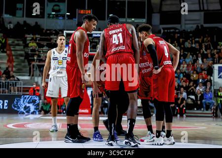 16 ottobre 2022, Varese, Varese, Italia: Justin Reyes #12 della pallacanestro Varese Openjobmetis e Roster della pallacanestro Varese Openjobmetis durante la LBA Lega Basket Una partita di regular season 2022/23 tra Openjobmetis Varese e Dolomiti energia Trentino all'Enerxenia Arena di Varese. Punteggio finale: Varese 91 - 94 Trentino (Credit Image: © Fabrizio Carabelli/SOPA Images via ZUMA Press Wire) Foto Stock