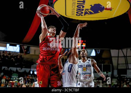 16 ottobre 2022, Varese, Varese, Italia: Guglielmo Caruso #30 della pallacanestro Varese Openjobmetis in azione durante la LBA Lega Basket Una partita di regular season 2022/23 tra Openjobmetis Varese e Dolomiti energia Trentino all'Enerxenia Arena di Varese. Punteggio finale: Varese 91 - 94 Trentino (Credit Image: © Fabrizio Carabelli/SOPA Images via ZUMA Press Wire) Foto Stock