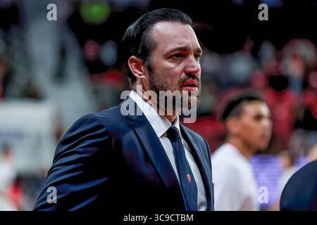 16 ottobre 2022, Varese, Varese, Italia: Matt Brase capo allenatore della pallacanestro Varese Openjobmetis guarda durante la LBA Lega Basket Una partita di regular season 2022/23 tra Openjobmetis Varese e Dolomiti energia Trentino all'Enerxenia Arena di Varese. Punteggio finale: Varese 91 - 94 Trentino (Credit Image: © Fabrizio Carabelli/SOPA Images via ZUMA Press Wire) Foto Stock