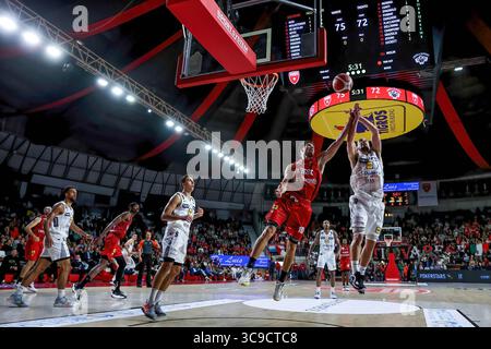 16 ottobre 2022, Varese, Varese, Italia: Giovanni De Nicolao #10 della pallacanestro Varese Openjobmetis in azione durante la LBA Lega Basket Una partita di regular season 2022/23 tra Openjobmetis Varese e Dolomiti energia Trentino all'Enerxenia Arena di Varese. Punteggio finale: Varese 91 - 94 Trentino (Credit Image: © Fabrizio Carabelli/SOPA Images via ZUMA Press Wire) Foto Stock