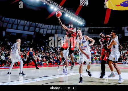 16 ottobre 2022, Varese, Varese, Italia: Jaron Johnson #92 della pallacanestro Varese Openjobmetis in azione durante la LBA Lega Basket Una partita di regular season 2022/23 tra Openjobmetis Varese e Dolomiti energia Trentino all'Enerxenia Arena di Varese. Punteggio finale: Varese 91 - 94 Trentino (Credit Image: © Fabrizio Carabelli/SOPA Images via ZUMA Press Wire) Foto Stock