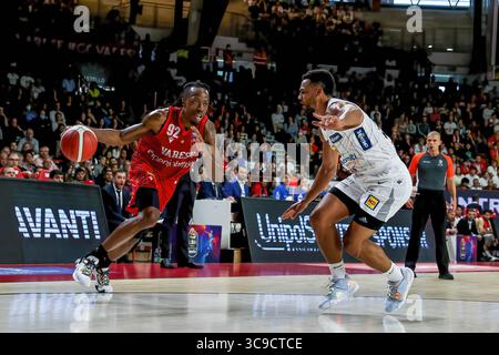 16 ottobre 2022, Varese, Varese, Italia: Jaron Johnson #92 della pallacanestro Varese Openjobmetis in azione durante la LBA Lega Basket Una partita di regular season 2022/23 tra Openjobmetis Varese e Dolomiti energia Trentino all'Enerxenia Arena di Varese. Punteggio finale: Varese 91 - 94 Trentino (Credit Image: © Fabrizio Carabelli/SOPA Images via ZUMA Press Wire) Foto Stock