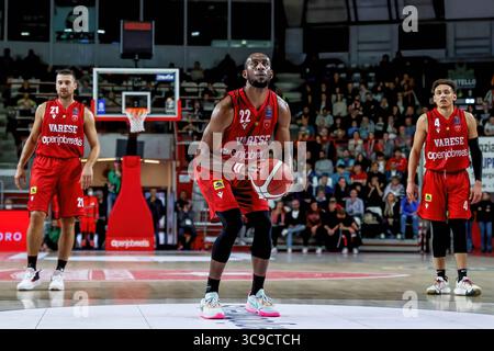 16 ottobre 2022, Varese, Varese, Italia: Markel Brown #22 della pallacanestro Varese Openjobmetis in azione durante la LBA Lega Basket Una partita di regular season 2022/23 tra Openjobmetis Varese e Dolomiti energia Trentino all'Enerxenia Arena di Varese. Punteggio finale: Varese 91 - 94 Trentino (Credit Image: © Fabrizio Carabelli/SOPA Images via ZUMA Press Wire) Foto Stock