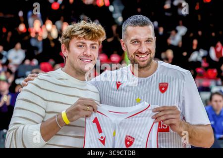 16 ottobre 2022, Varese, Varese, Italia: Nicolo Martinenghi riceve la maglia pallacanestro Varese da Giancarlo Ferrero #21 della pallacanestro Varese Openjobmetis durante la LBA Lega Basket Una partita di regular season 2022/23 tra Openjobmetis Varese e Dolomiti energia Trentino all'Enerxenia Arena di Varese. Punteggio finale: Varese 91 - 94 Trentino (Credit Image: © Fabrizio Carabelli/SOPA Images via ZUMA Press Wire) Foto Stock