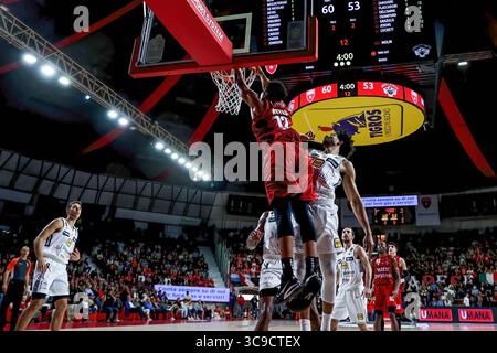 16 ottobre 2022, Varese, Varese, Italia: Justin Reyes #12 della pallacanestro Varese Openjobmetis in azione durante la LBA Lega Basket Una partita di regular season 2022/23 tra Openjobmetis Varese e Dolomiti energia Trentino all'Enerxenia Arena di Varese. Punteggio finale: Varese 91 - 94 Trentino (Credit Image: © Fabrizio Carabelli/SOPA Images via ZUMA Press Wire) Foto Stock