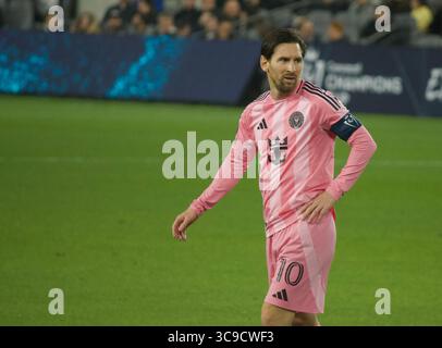 🟣⚽ messi illumina la notte di Miami con un'altra masterclass nella MLS. Ogni tocco della CAPRA elettrizza lo stadio. 📸 colpo esclusivo Foto Stock